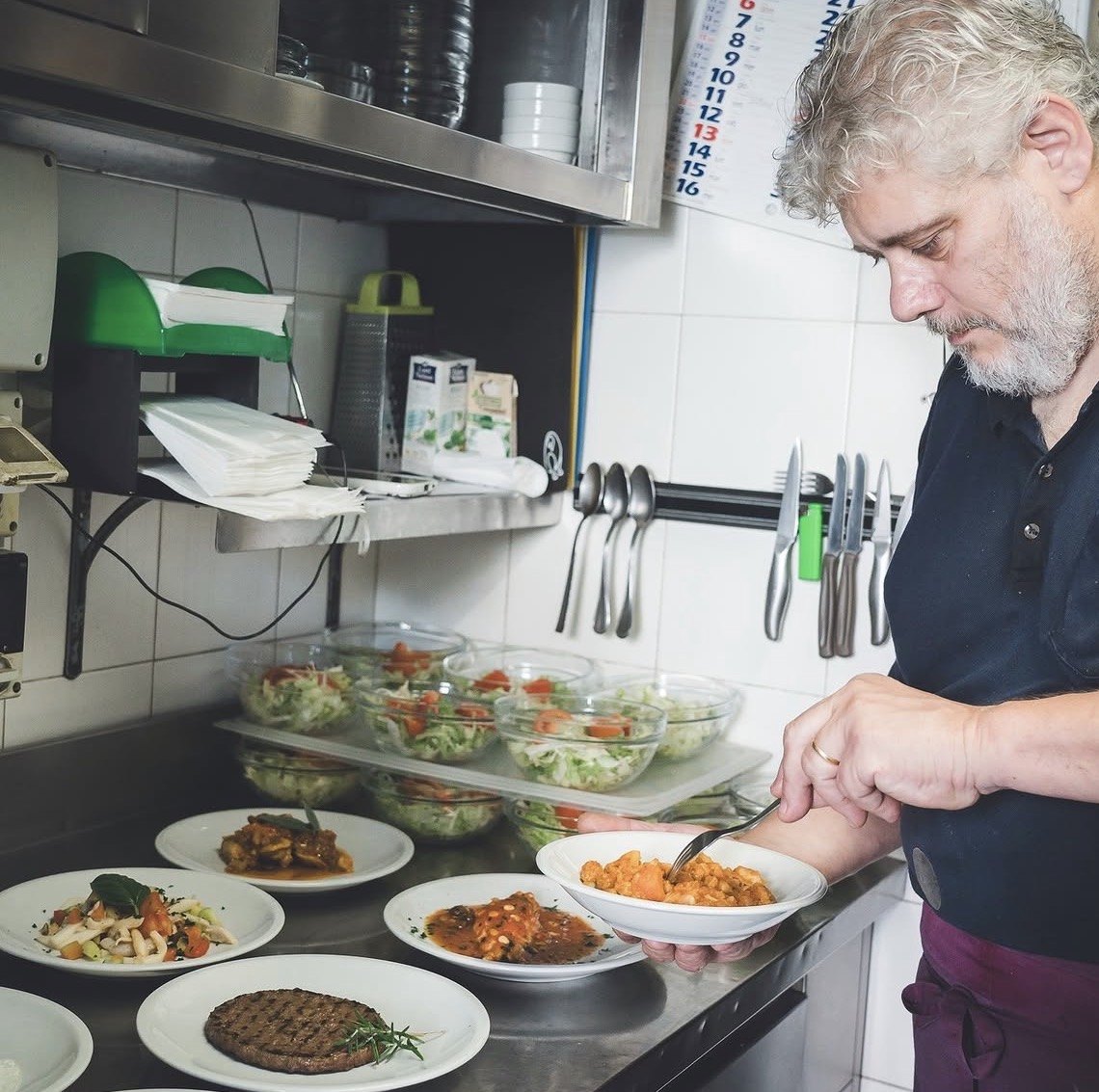 Preparazione delle portate nella cucina del ristorante a Settimo Torinese